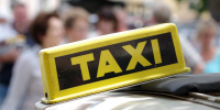 В Госдуме предложили запретить повышать цены такси в плохую погоду для пассажиров с детьми
