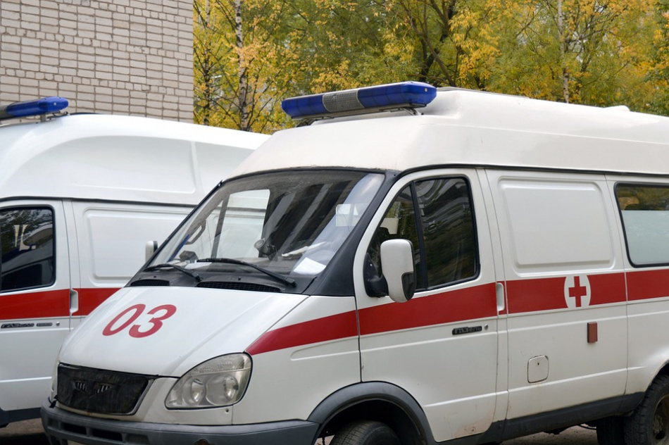 В центре Петербурга мотоциклистка врезалась в служебный автомобиль 
