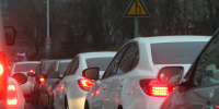 Пропускать или нет: Водитель Audi Q7 решил объехать массовую пробку на Свердловской набережной по тротуару