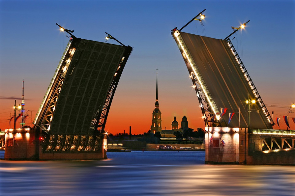 В полночь 27 мая Дворцовый мост разведут под звуки классической музыки