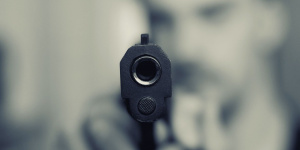 На северо-востоке Петербурга мужчина запугивал людей пистолетом
