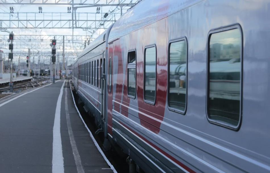 Из-за схода с рельсов грузового поезда в Ростовской области задержали поезд из Адлера в Петербург 