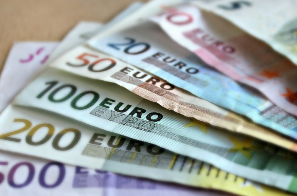 Курс евро на Мосбирже поднялся до 97 рублей