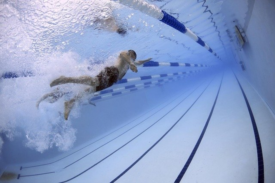 Российских школьников предложили обязательно учить плавать перед каникулами