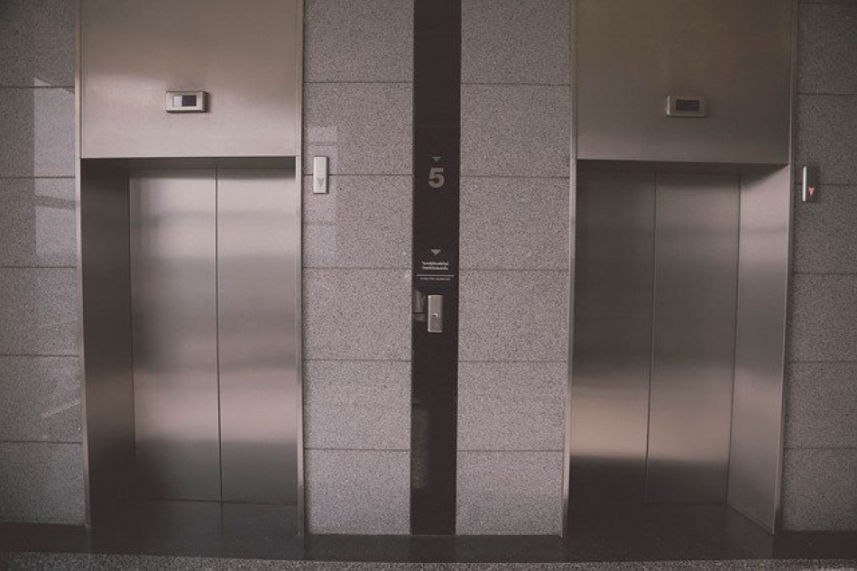 В Мурино мужчина избил в лифте знакомого 