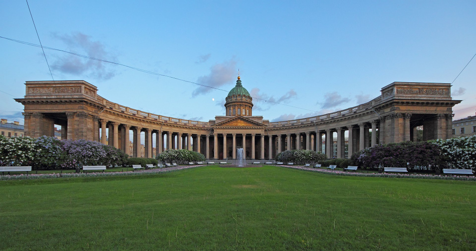 Фонтан у Казанского собора отключили из-за засоров