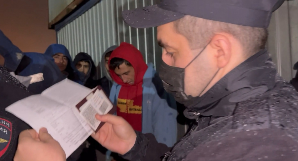 Полиция нашла мигрантов-нелегалов во время обыска в казино на проспекте Ленина
