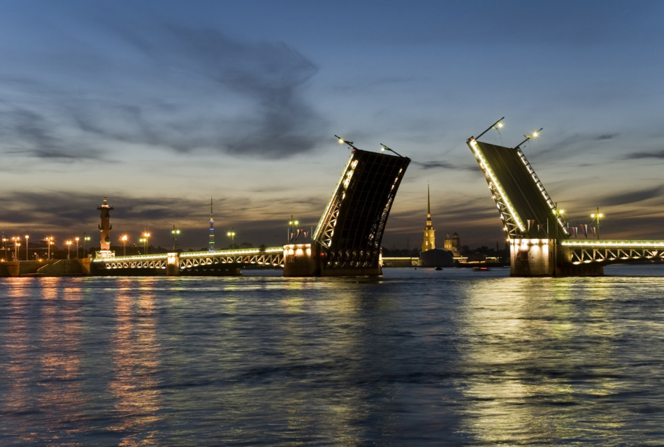 "Поющие мосты" начались в Петербурге