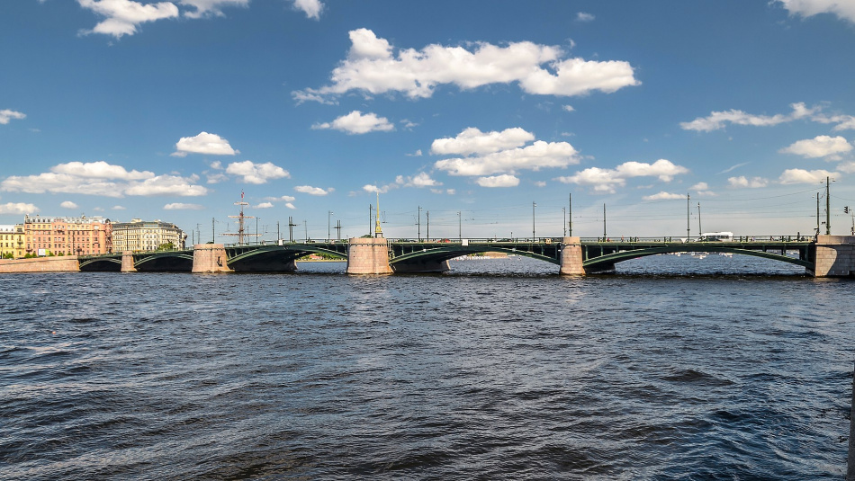 Неожиданно: Биржевой мост будут разводить по ночам до конца недели