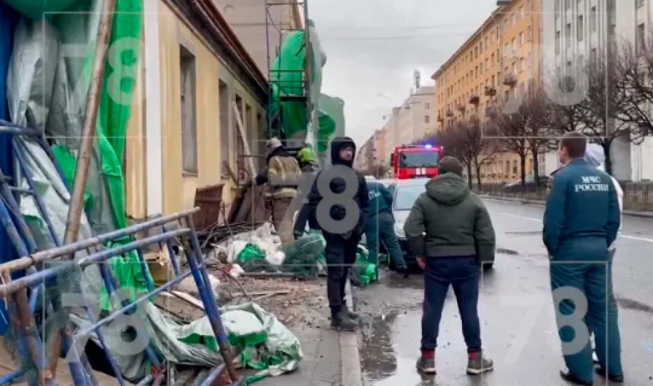 На Кавалергардской улице в Петербурге обрушились строительные леса