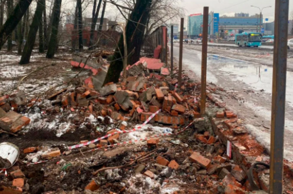 Уголовное дело возбуждено после разрушения ограды здания «Мясокомбинат им. С. М. Кирова»