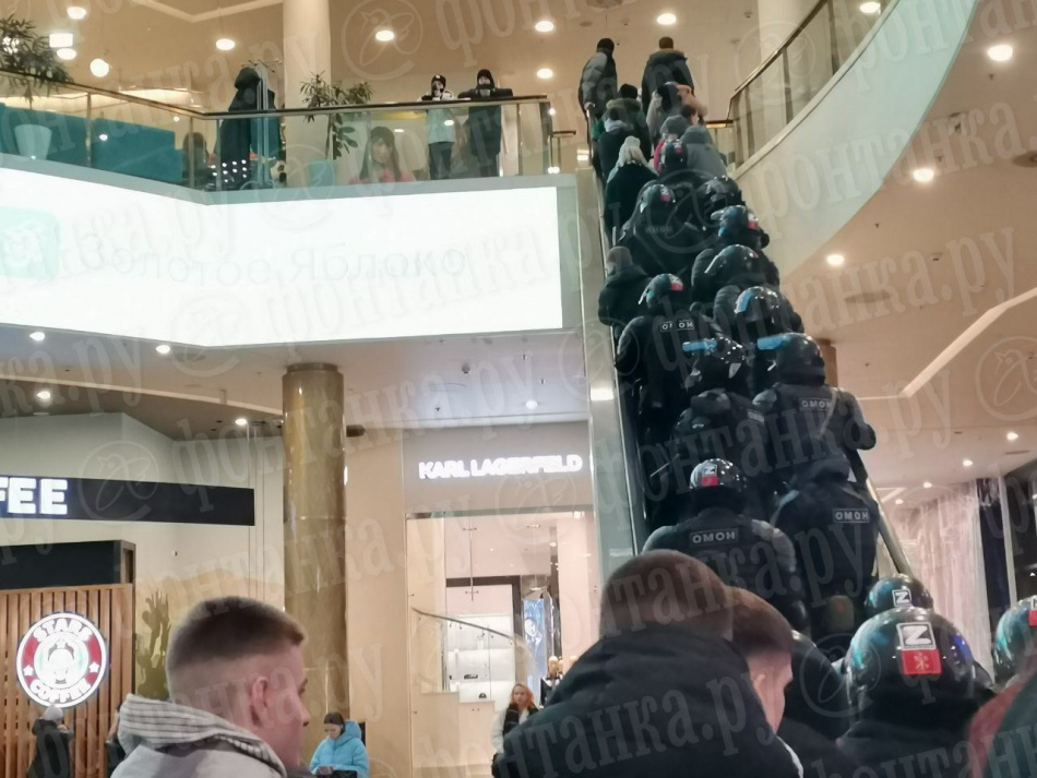 В массовой потасовке в ТЦ «Галерея» в Петербурге пострадал подросток