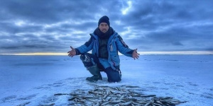 «Лучшая рыбалка»: петербуржец выловил за раз из глубин Финского залива две сотни корюшек