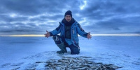 «Лучшая рыбалка»: петербуржец выловил за раз из глубин Финского залива две сотни корюшек