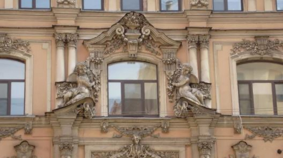Жителей дома на Рубинштейна через суд обязали вернуть исторические окна