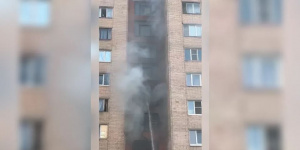 Три человека попали в больницу после пожара в общежитии на Авангардной