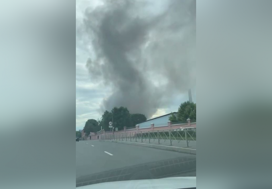 Завод бытовой химии загорелся на Лиговском проспекте