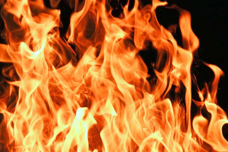 Сильный пожар вспыхнул на 17-й линии Васильевского острова