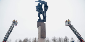 Монумент в честь спасателей и огнеборцев открыли в парке Героев-Пожарных