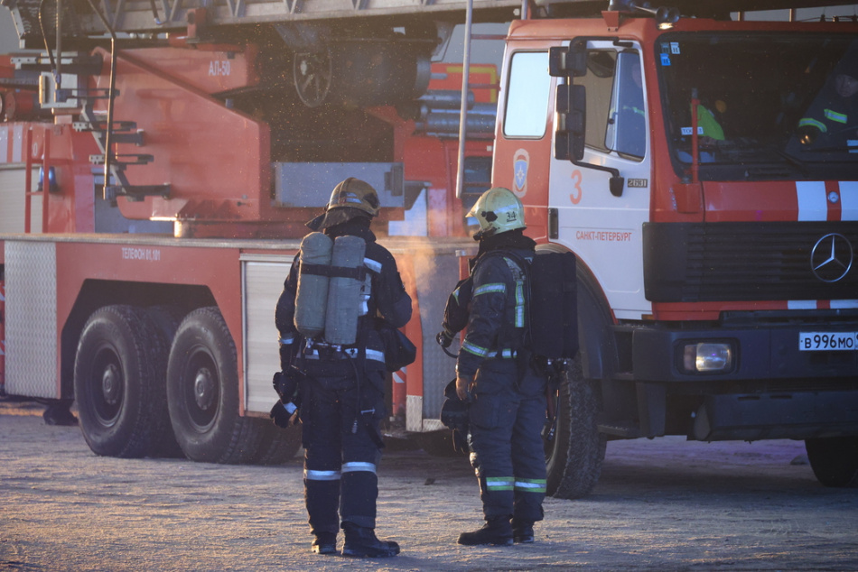 На юге Петербурга из-за мусора вспыхнул сильный пожар
