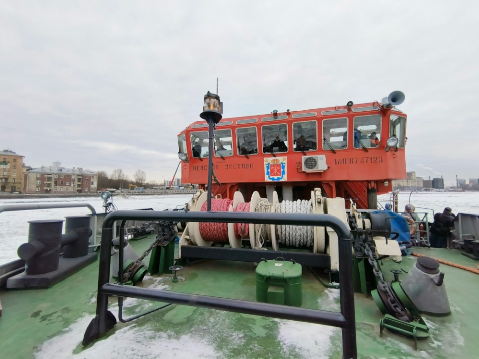 Строить будущий Большой Смоленский мост помогает ледокол «Невская застава»