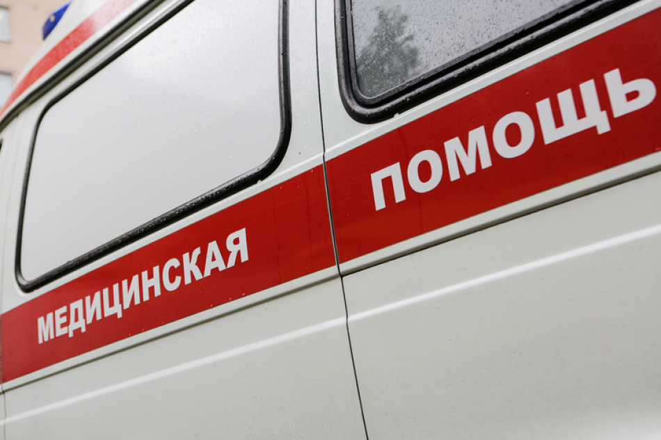 Машина скорой помощи перевернулась после ДТП в Петербурге