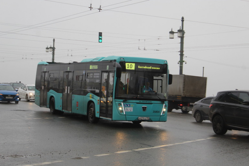  "Намертво прибитые": петербуржцы обратили внимание на опасную деталь в автобусах