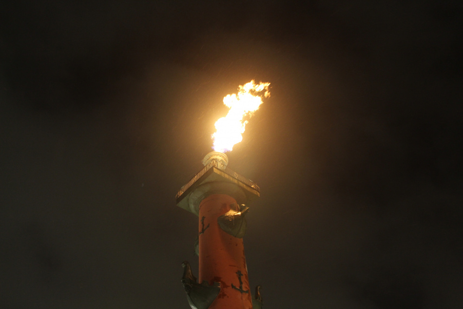 В Петербурге зажгут факелы Ростральных колонн в честь Дня России 
