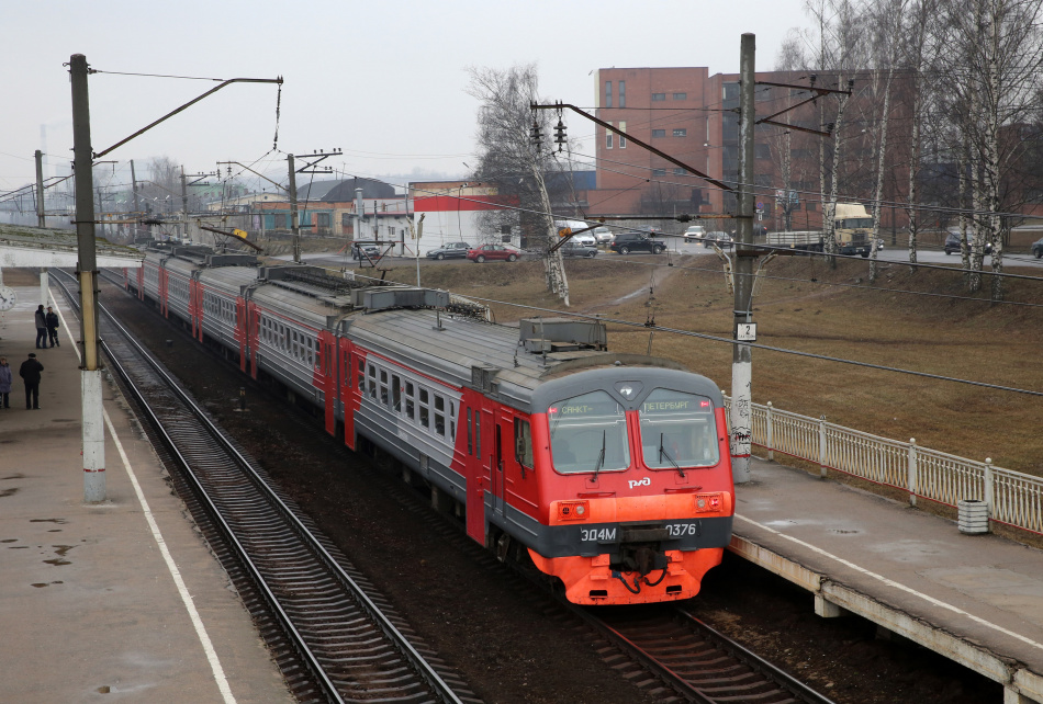 В Колпино человек упал под электричку