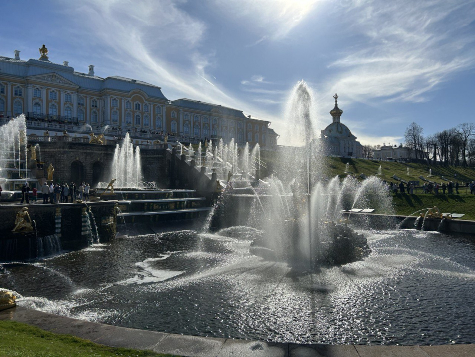 Петербуржцам рассказали, когда фонтаны завершат свою работу в Петергофе