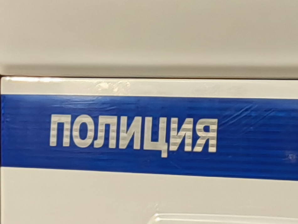 Двое пострадали, один погиб: в Петербурге автомобиль протаранил бетонное ограждение