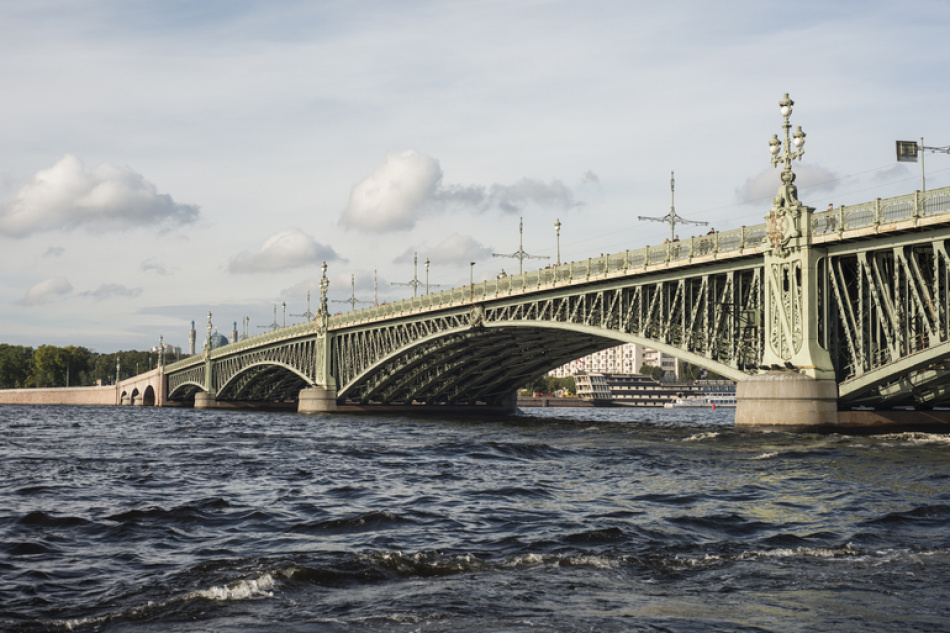 В Петербурге назначили штраф водителю, протаранившему разведенный мост