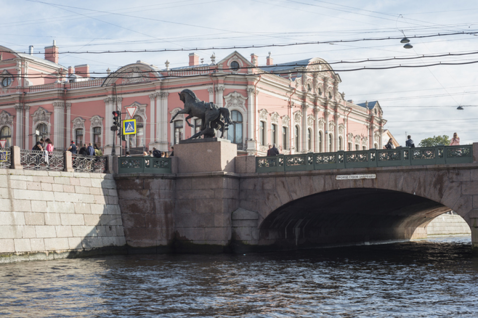 Гранитную набережную у Аничкова моста открыли после ремонта в Петербурге