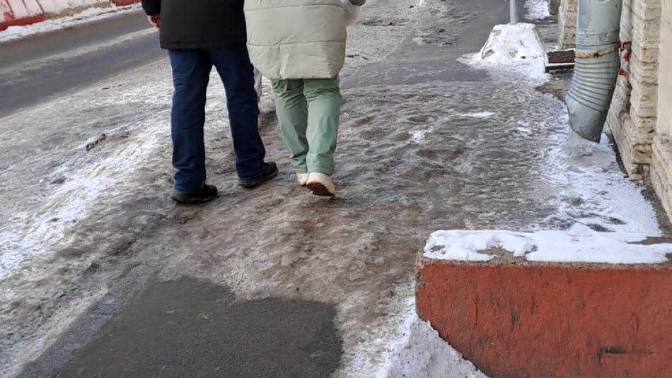 Переломы и сотрясения: в больницы Петербурга привозят пострадавших от гололеда